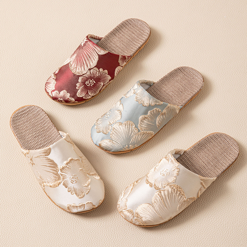 Mule Slip On - รองเท้าแตะผ้าไหมแบบมีสไตล์สำหรับผู้หญิง ลายดอกไม้ ผ้าลินิน รองเท้าใส่ในบ้านสำหรับฤดูร้อน รองเท้าแตะเงียบสำหรับผู้หญิง รองเท้าแตะในร่มสำหรับคู่รัก